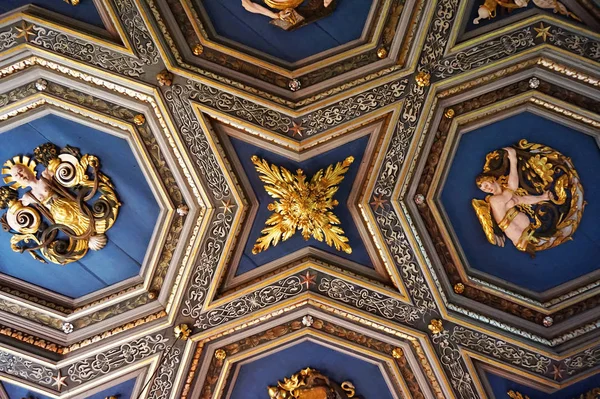 Güzel bir arkaplan olarak altın tavanın ayrıntıları