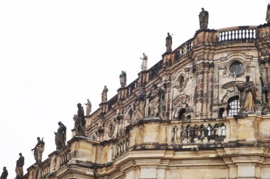 tarihi arka planı olarak Dresden mimarisinin ayrıntılı