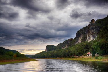 Manzara Saksonya'daki Elbe Nehri çarpıcı