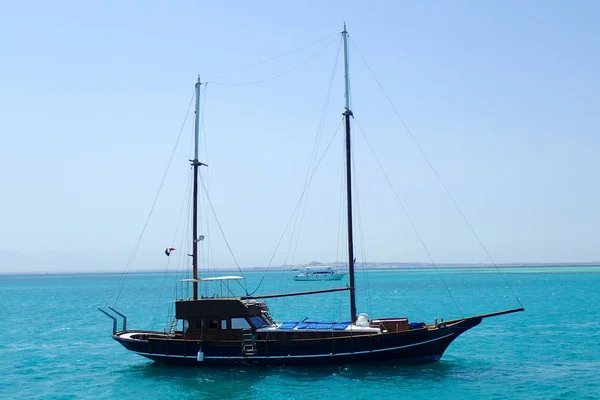 赤い海の中の古い海ヨット — ストック写真