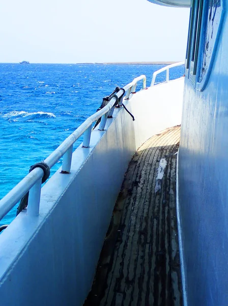 Visa från havet båt — Stockfoto