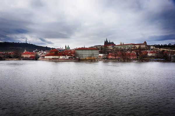 Château de Prague avec rivière vltava — Photo