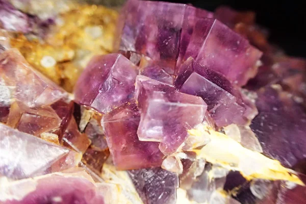Фіолетова текстура фтору мінеральних кубиків — стокове фото
