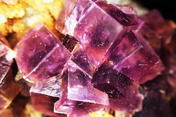 Textur der violetten Fluorit-Mineralwürfel — Stockfoto