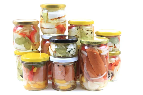 Embutidos en vinagre y queso en aceite en escabeche — Foto de Stock