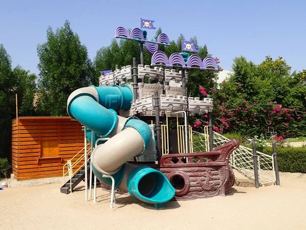 Parque infantil no jardim — Fotografia de Stock