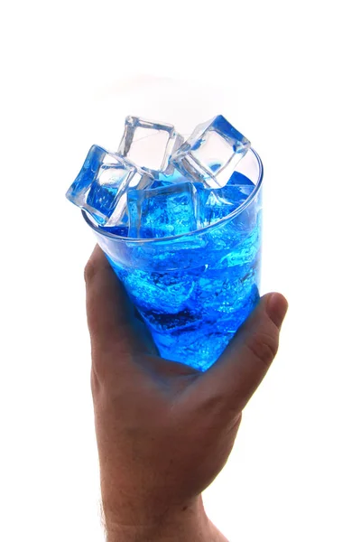 Blue Curacao drink met ijsblokjes — Stockfoto