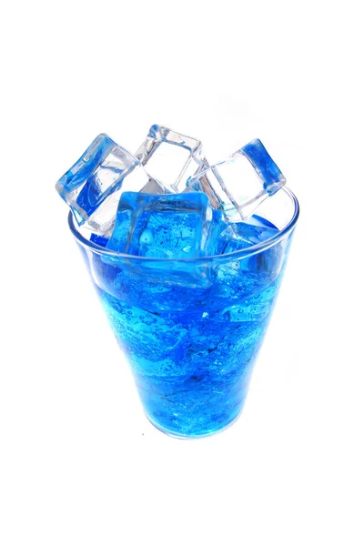 Bevanda curacao blu con cubetti di ghiaccio — Foto Stock