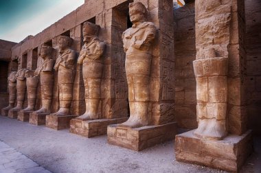 büyük Hipostil hall ve bulutlara karnak tapınakları 