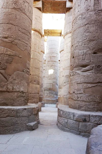 Grande Hypostyle Hall e nuvens nos templos de Karnak — Fotografia de Stock