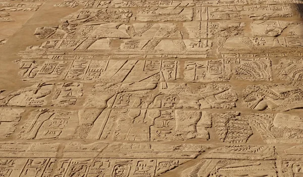 Textura hieroglifo do Egito karnak — Fotografia de Stock