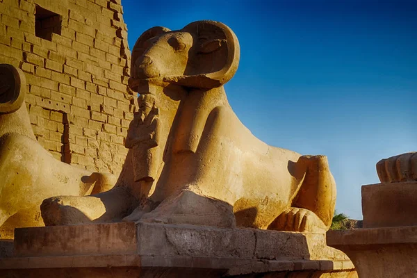 그레이트 Hypostyle 홀 및 구름 Karnak의 사원에서 — 스톡 사진