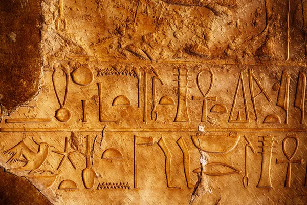 Hieroglyf v chrámu královny hatsepsutu — Stock fotografie
