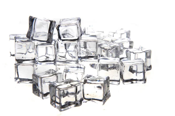Kostki lodu na białym tle — Zdjęcie stockowe