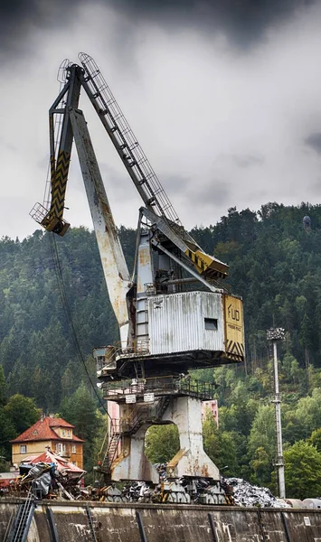 Old derrick near river — Stock Photo, Image