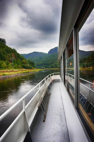 På båten vid floden Elbe — Stockfoto