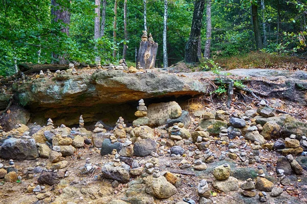 Boulder Cairn in het bos — Stockfoto