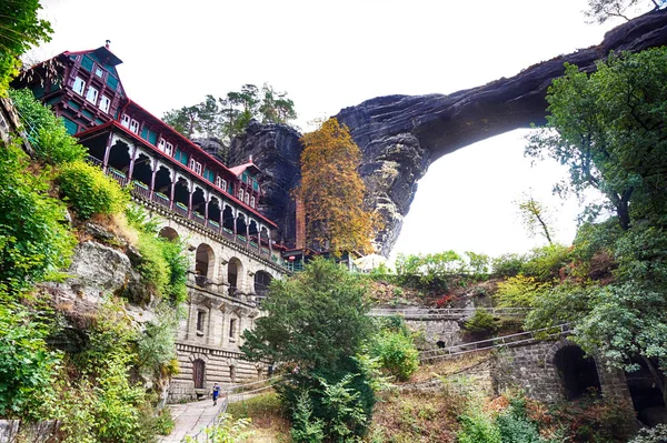 Edificio histórico cerca de Pravcicka Brana — Foto de Stock