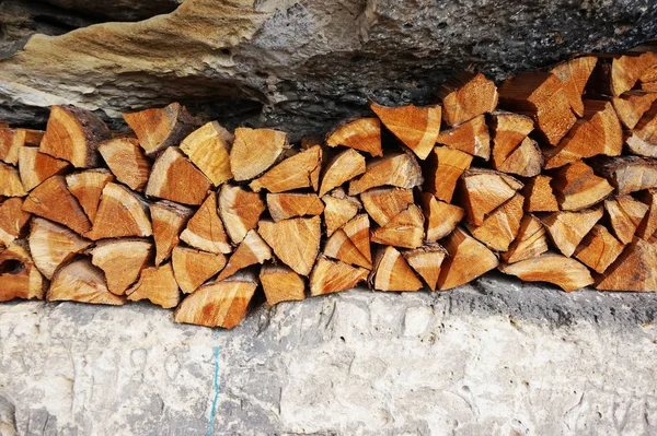 Tűzifa háttér a barlang belsejében — Stock Fotó