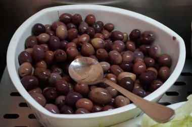 beyaz tencerede zeytin