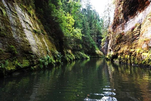 Kamenledová řeka od malé lodi — Stock fotografie