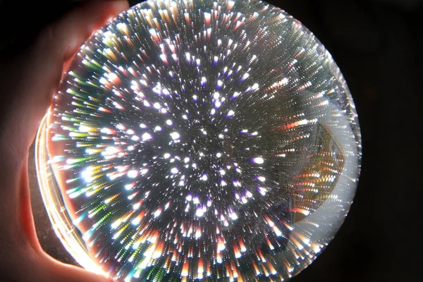 人間の手で光魔法の球 — ストック写真