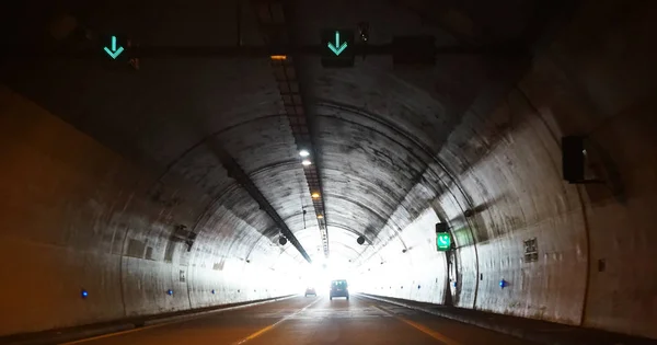 Машина в туннеле — стоковое фото