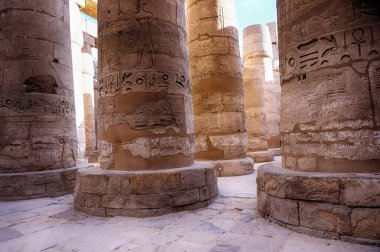 büyük Hipostil hall ve bulutlara karnak tapınakları 