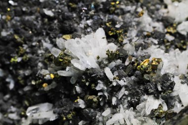 beyaz kristal ile kalkopirit