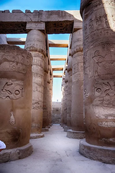 Stor hypostyle hall och moln på templen i karnak — Stockfoto