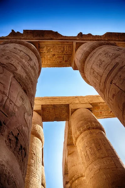 Stor hypostyle hall och moln på templen i karnak — Stockfoto