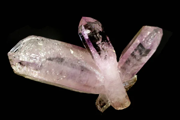 Ametist Crystal isolerad — Stockfoto