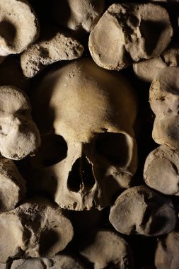 Korsan doku olarak insan kemikleri ve kafatasları