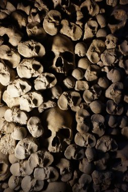 Korsan doku olarak insan kemikleri ve kafatasları