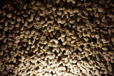 Korsan doku olarak insan kemikleri ve kafatasları