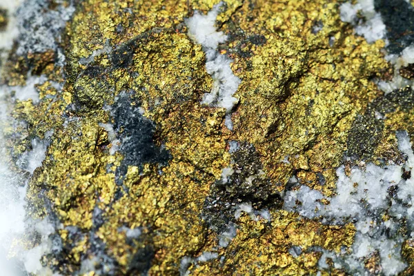 Металева мінеральна текстура халькопіриту — стокове фото