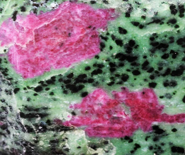 Ρουμπίνι κρύσταλλο στο πράσινο φούνοsite — Φωτογραφία Αρχείου