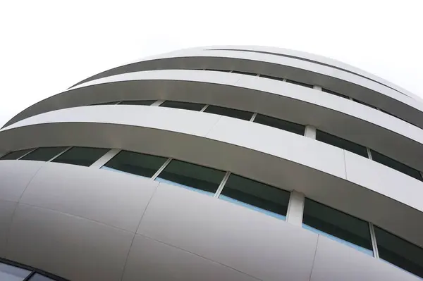 Fachada de um edifício moderno de forma arredondada em Wroclaw — Fotografia de Stock