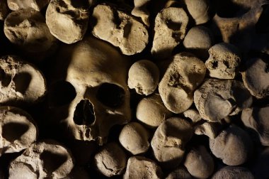 Korsan doku olarak insan kemikleri ve kafatasları