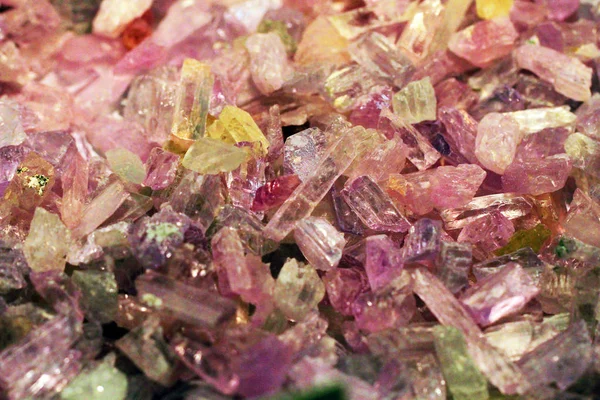 Kunzit Mineraliensammlung als schöner natürlicher Hintergrund — Stockfoto