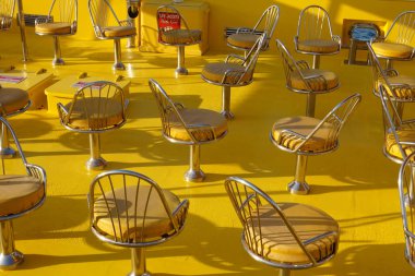 Sarı koltuklu tekne.