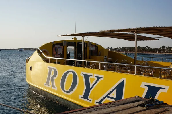 Båt med gula säten — Stockfoto