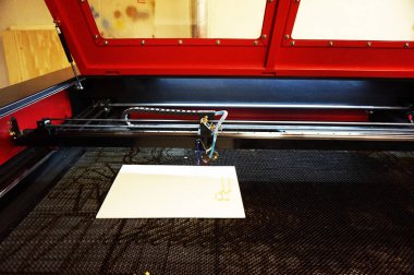 Lazer ışığı odun kesiyor.