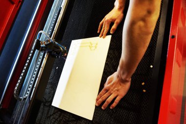 Lazer ışığı odun kesiyor.