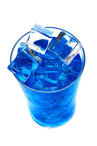 Blauwe curacao drank geïsoleerd — Stockfoto