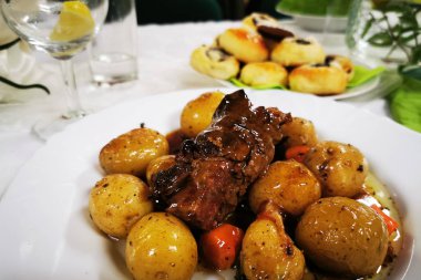 patates ile kavrulmuş et