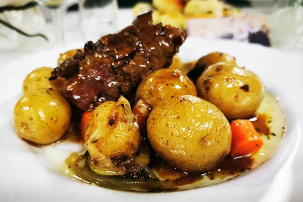 Carne assada com batatas — Fotografia de Stock