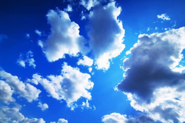 Mavi gökyüzünde mavi bulutlar