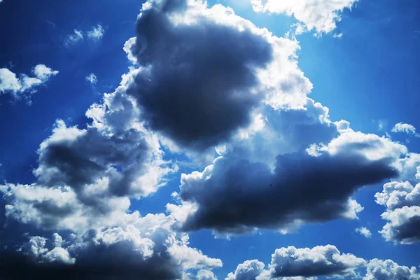 Синие облака на голубом небе — стоковое фото