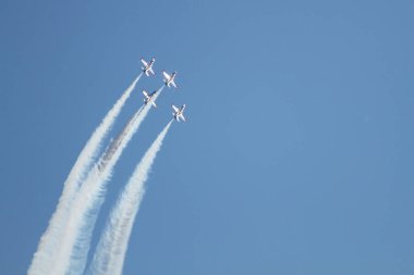 Hava savaşçıları ve mavi gökyüzü güzel bir arka plan.